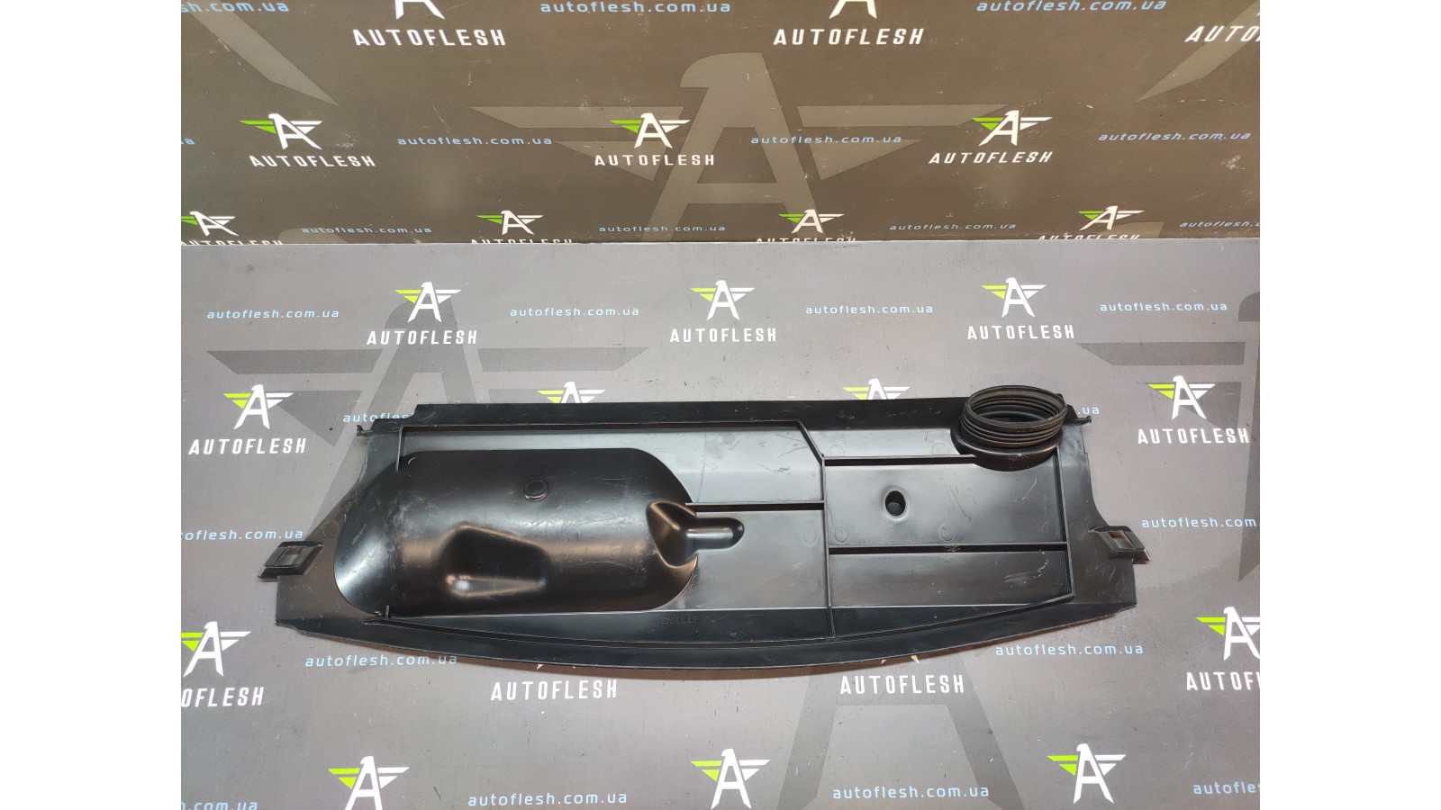 Б/у защита радиатора 214766469R для Renault Megane III Б/у защита радиатора 214766469R для Renault Megane III