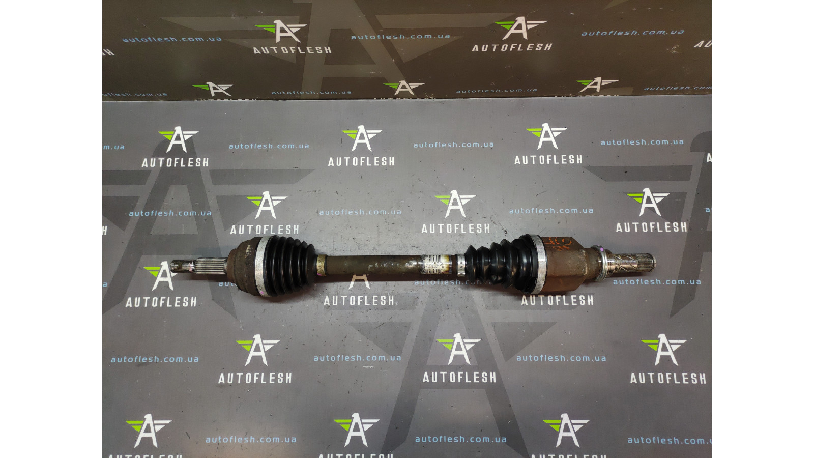 Б/в піввісь передня ліва/привід лівий 8200499585 для Dacia/ Renault