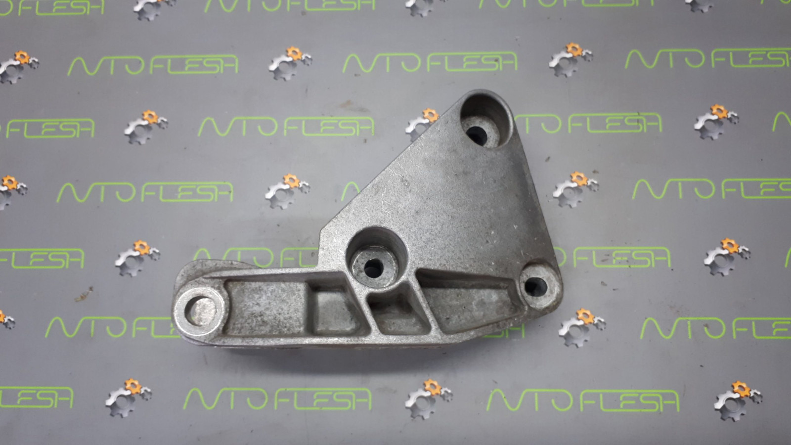 Б/у кронштейн двигателя правый 8200437465 для Renault Megane II