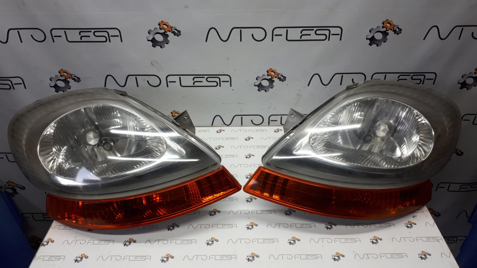 Б/у поворотник 8200007030/ 8200007031 для Nissan Primastar/ Renault Trafic II Б/у поворотник 8200007030/ 8200007031 для Nissan Primastar/ Renault Trafic II