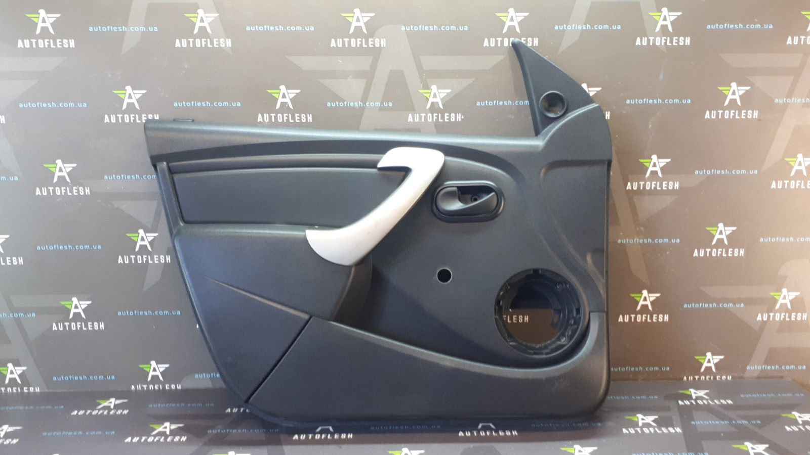 Б/у карта двери передняя левая 8200735010 для Dacia Sandero