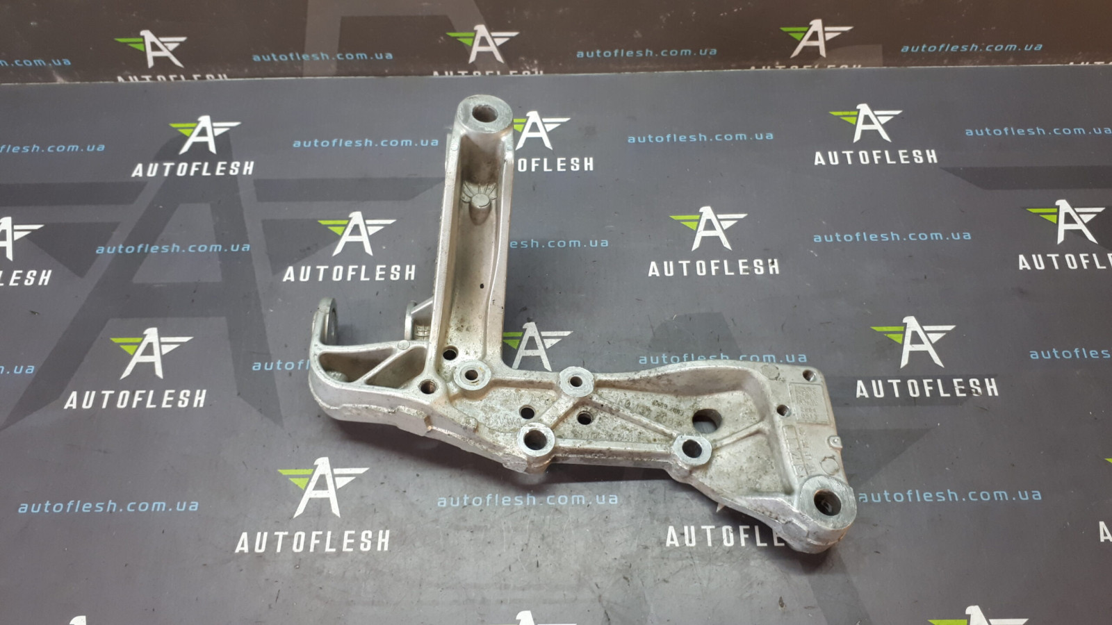 Б/у кронштейн передней балки 1K0199296F для Audi/ Seat/ Skoda/ Volkswagen