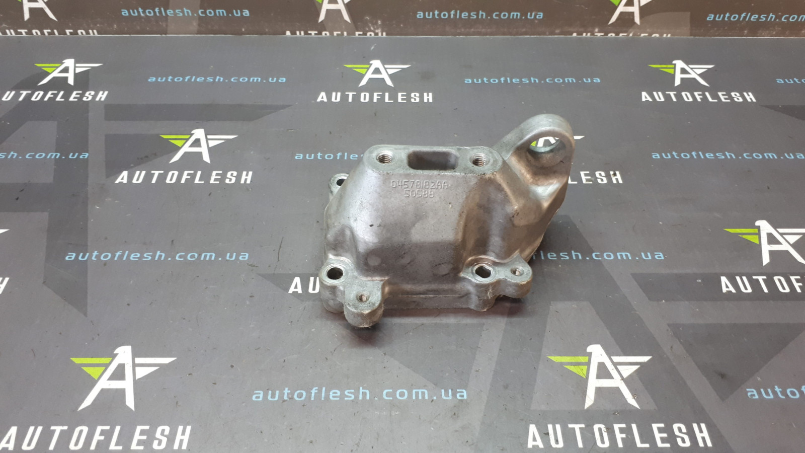 Б/у кронштейн двигателя правый 04578182AA, 3.0 CRD для Chrysler 300 C