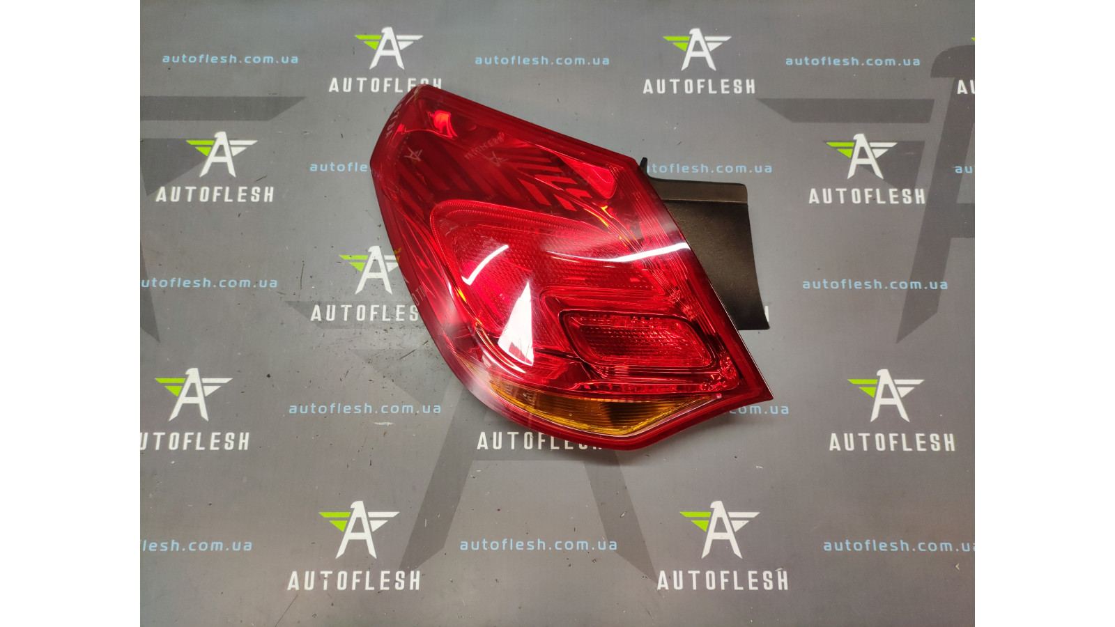 Б/у фонарь задний левый 13306459 для Opel Astra J Б/у фонарь задний левый 13306459 для Opel Astra J