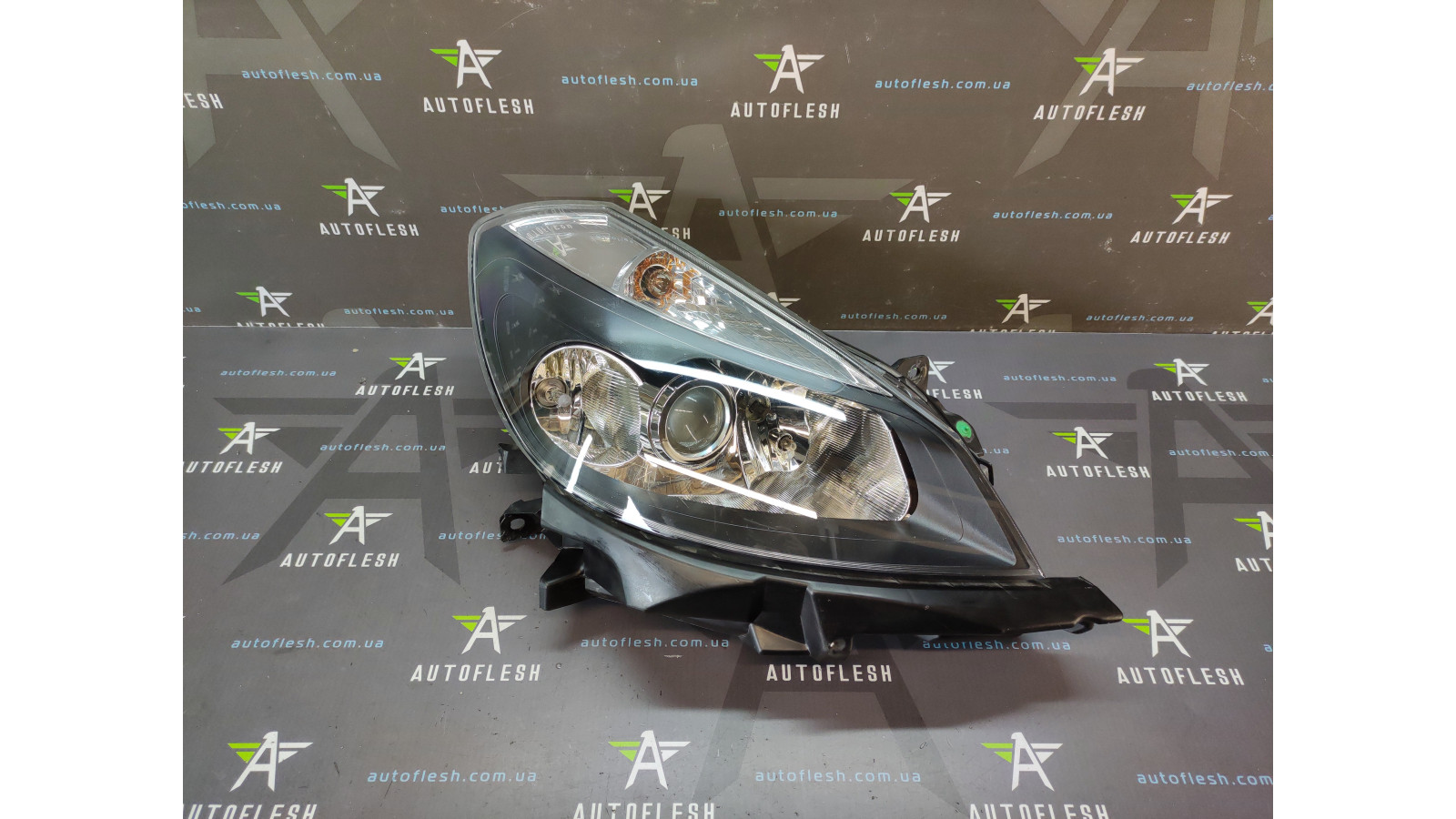 Б/в фара передня права 8200865604 для Renault Clio III