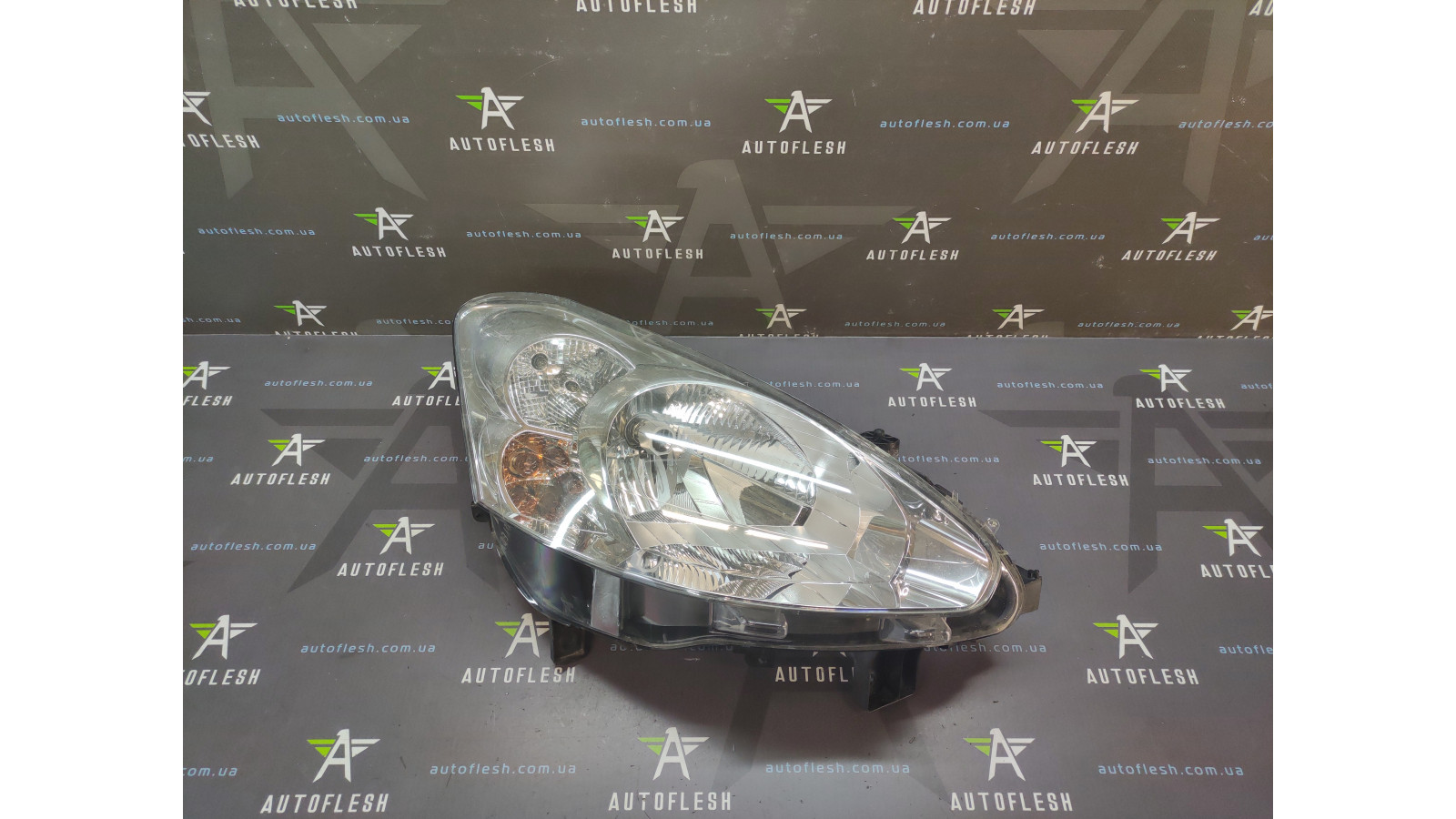 Б/у фара правая основная 9677202380/ 90013222 для Peugeot Partner