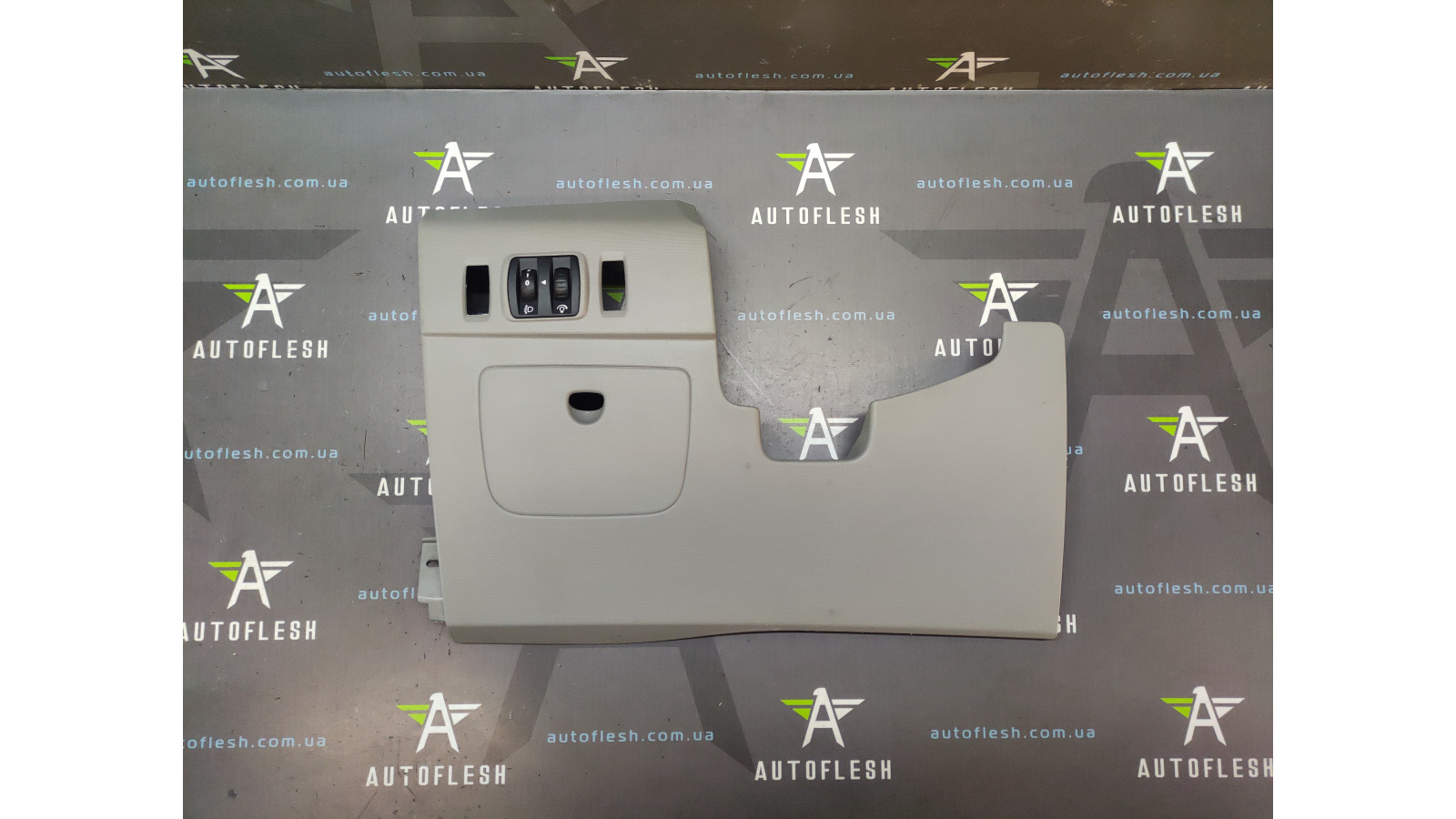 Б/ в накладка торпедо нижня ліва 689211371R для Renault Zoe