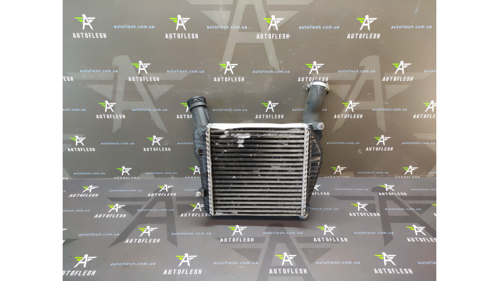 Б/в радіатор інтеркулера в зборі 7L6145804, 7L0117340 для Audi Q7/Porsche Cayenne/ Volkswagen Touareg.