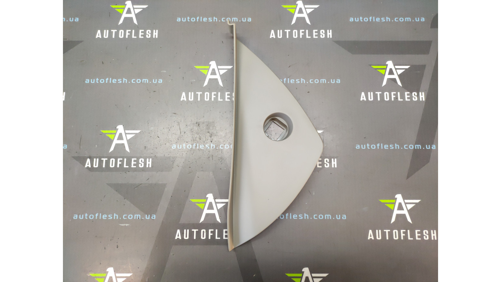 Б/у декоративная накладка торпеды правая 689202957R для Renault Zoe