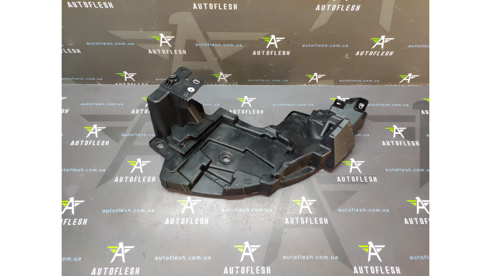 Б/в кронштейн переднього бампера лівий 622230011R для Renault Fluence