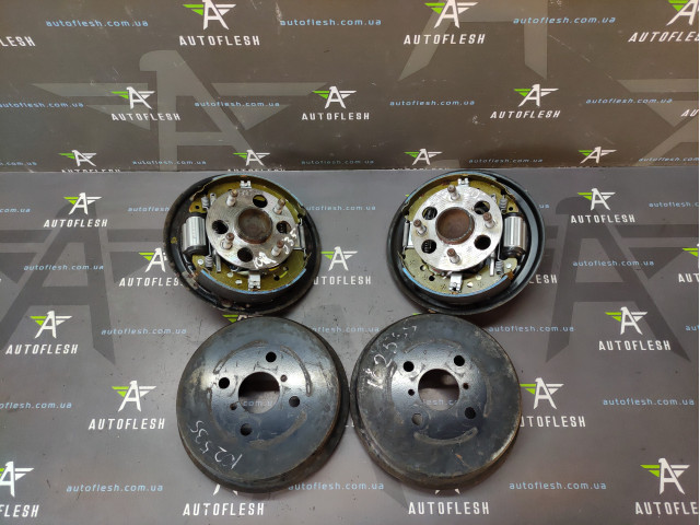 Гальмівний барабан у зборі/ маточина задня 42431-0D030, 89544-0D010 Toyota Yaris Гальмівний барабан у зборі/ маточина задня 42431-0D030, 89544-0D010 Toyota Yaris