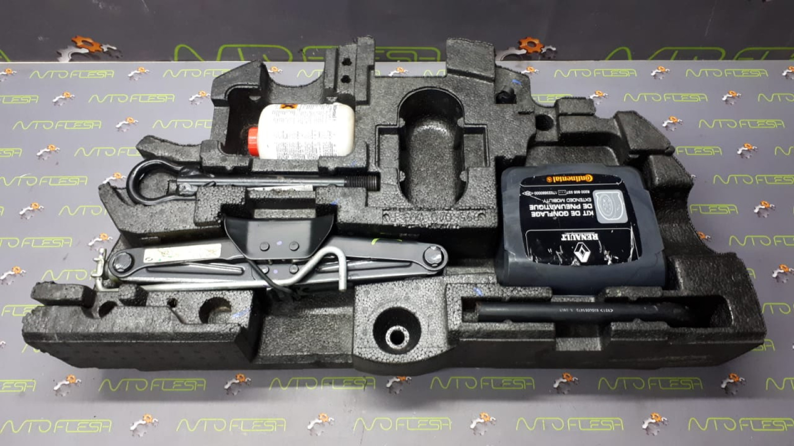 Б/у комплект 995040008R (домкрат, крюк, ключ, компрессор) для Renault Laguna III