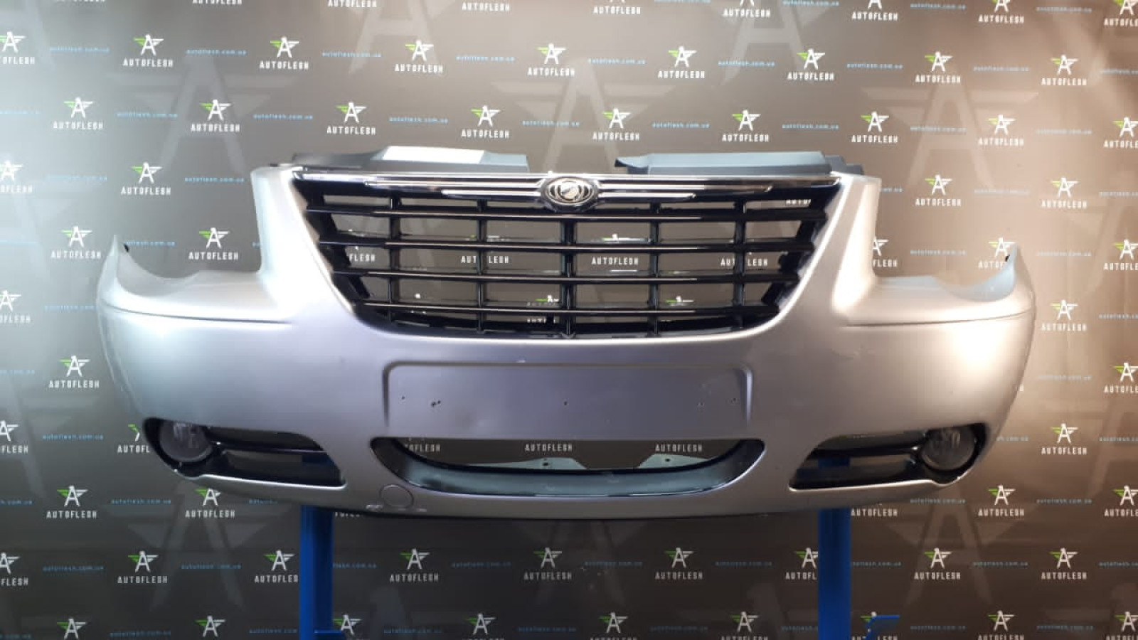 Б/у бампер передний в сборе с туманками 04857886, 802500001 для Chrysler Voyager IV