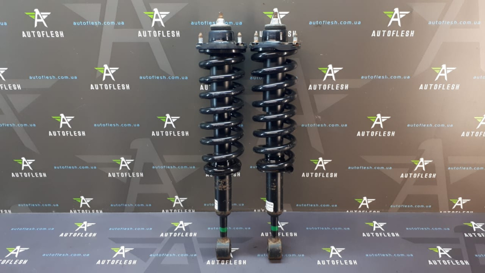 Б/у амортизатор передний 485100KD40, 485108Z207 для Toyota Hilux VIII