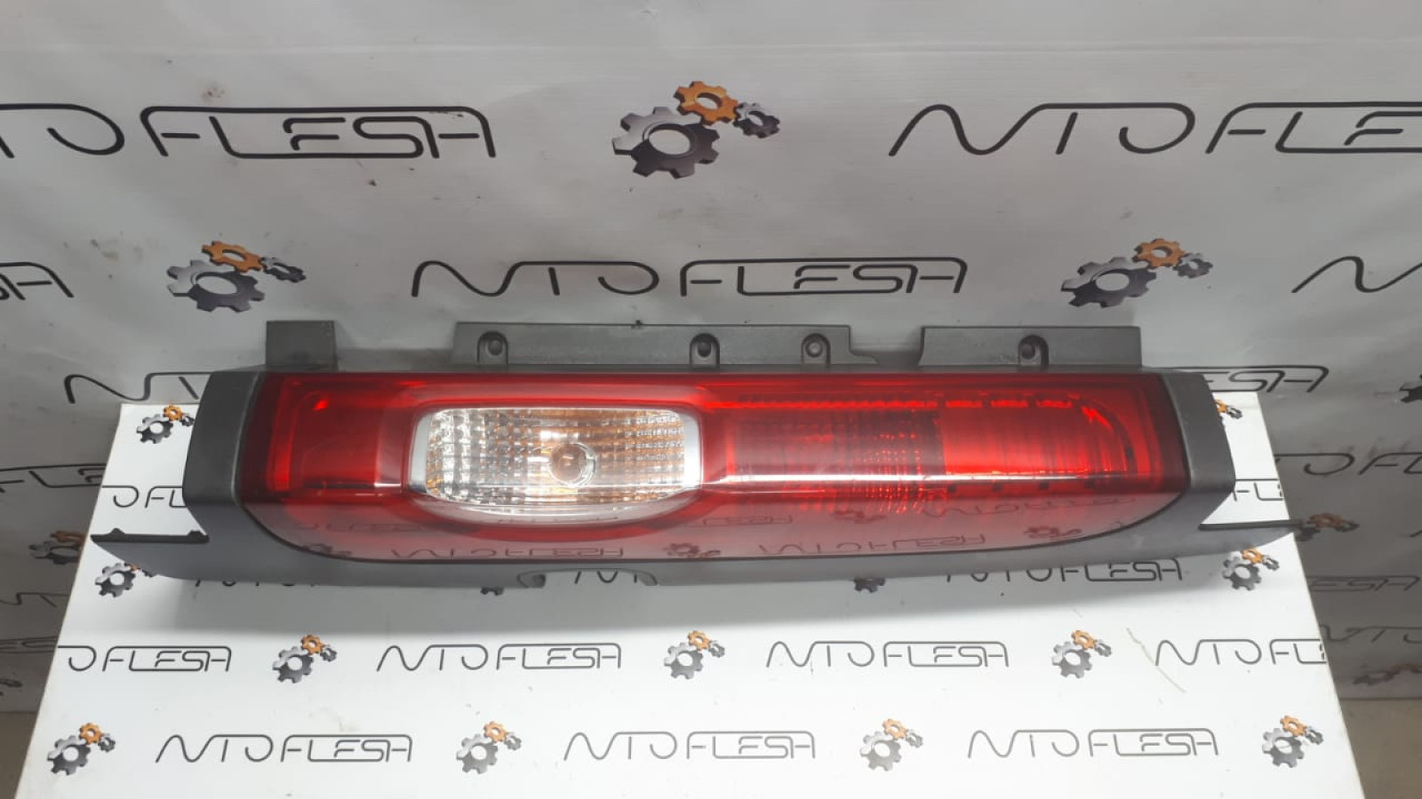 Б/у фонарь задний правый 265A60118R для Nissan Primastar/ Opel Vivaro/ Renault Trafic II Б/у фонарь задний правый 265A60118R для Nissan Primastar/ Opel Vivaro/ Renault Trafic II