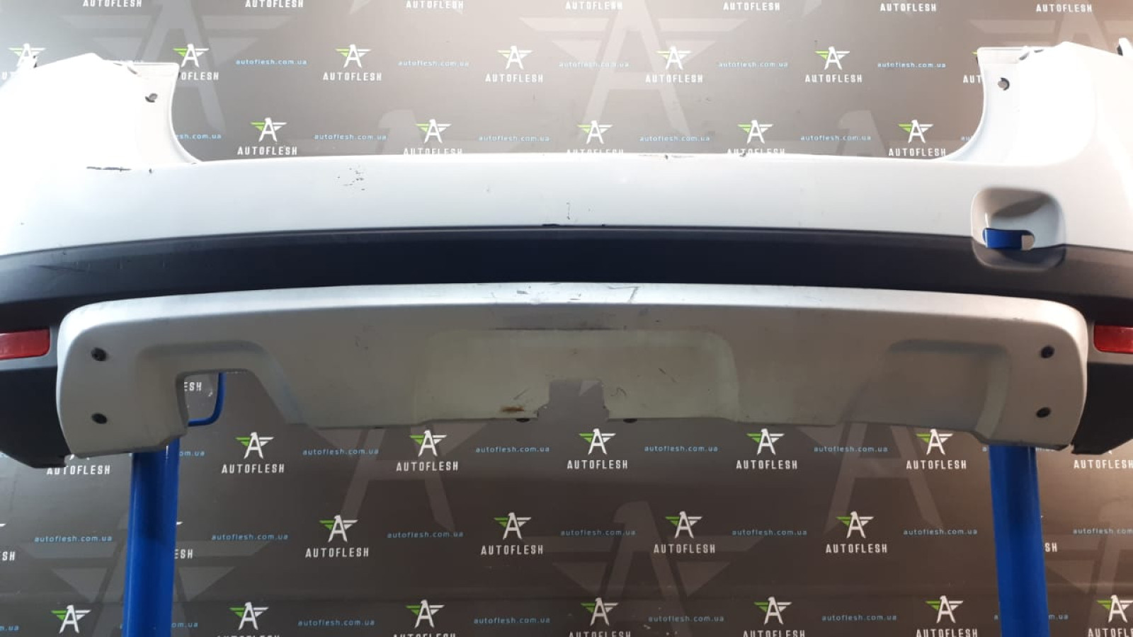 Б/у бампер задний в сборе 850220033R для Dacia Duster Б/у бампер задний в сборе 850220033R для Dacia Duster