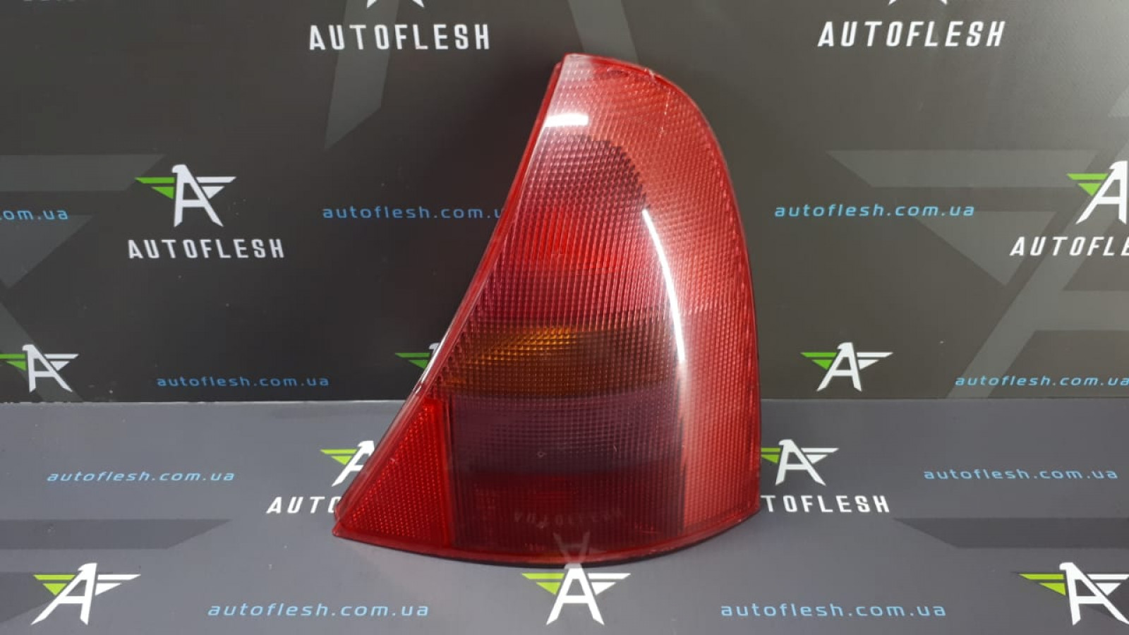 Б/у фонарь задний правый 7700410516 для Renault Clio II