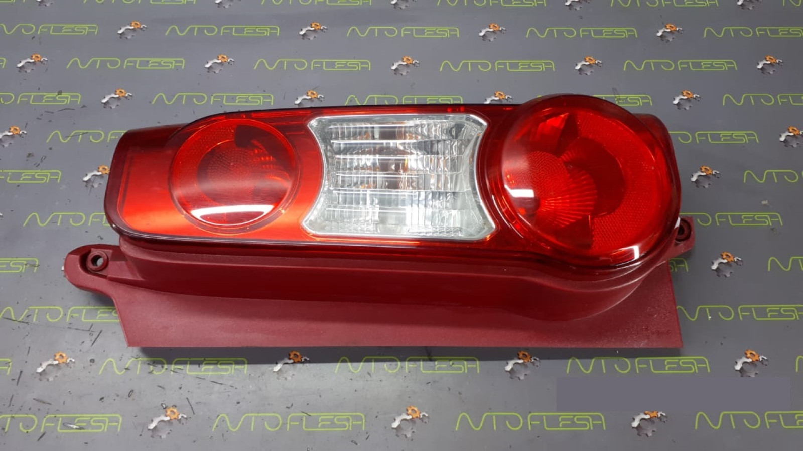 Б/у фонарь задний правый внешний/ под распашонки 9680607880 для Citroen Berlingo/ Peugeot Partner