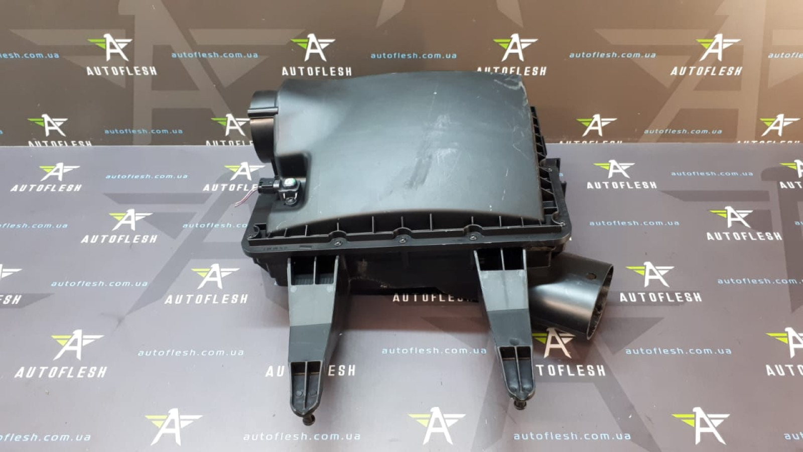 Б/у корпус воздушного фильтра A0000902651, A0000907801, 2E0129601E для Mercedes Sprinter/ Volkswagen Crafter Б/у корпус воздушного фильтра A0000902651, A0000907801, 2E0129601E для Mercedes Sprinter/ Volkswagen Crafter