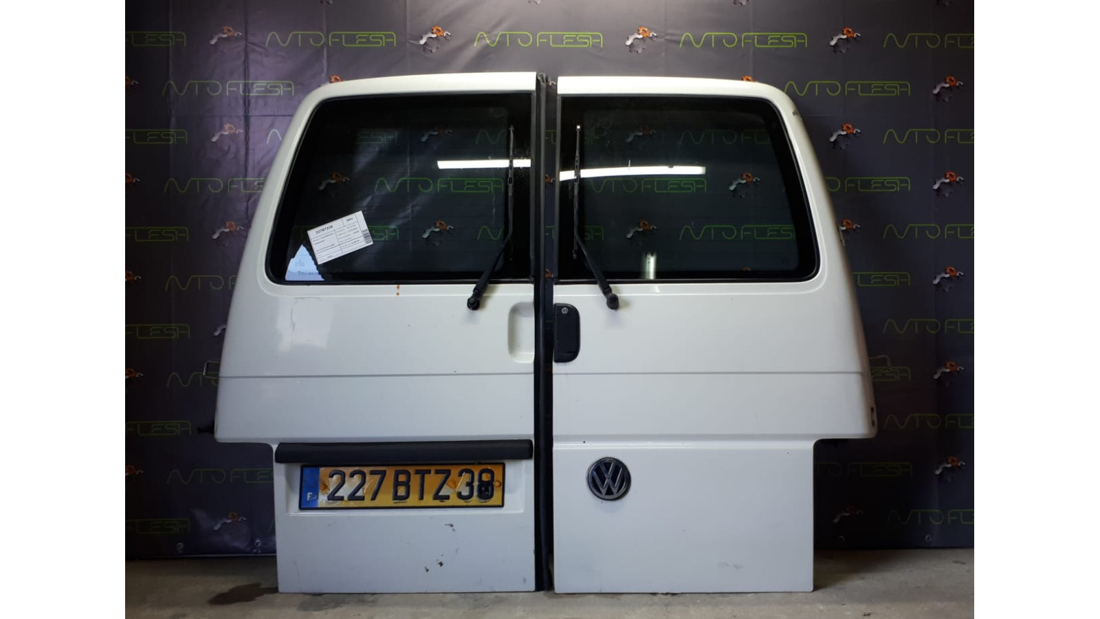 Б/у дверь задняя для Volkswagen T4 (Transporter) Б/у дверь задняя для Volkswagen T4 (Transporter)