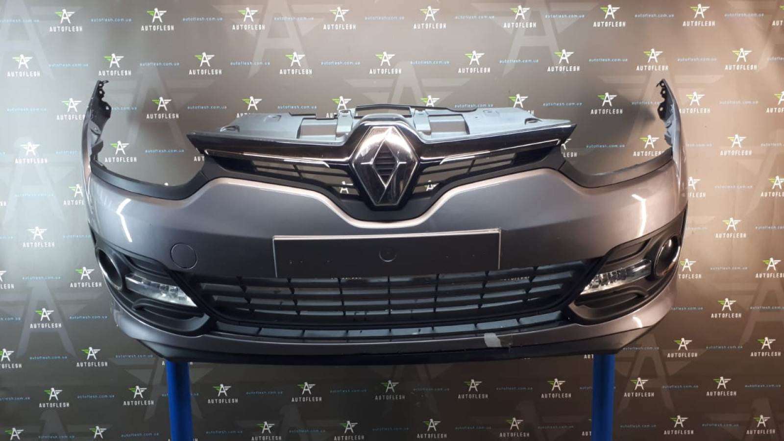 Б/у бампер передний в сборе 620367995R, 960159998R для Renault Megane III Б/у бампер передний в сборе 620367995R, 960159998R для Renault Megane III