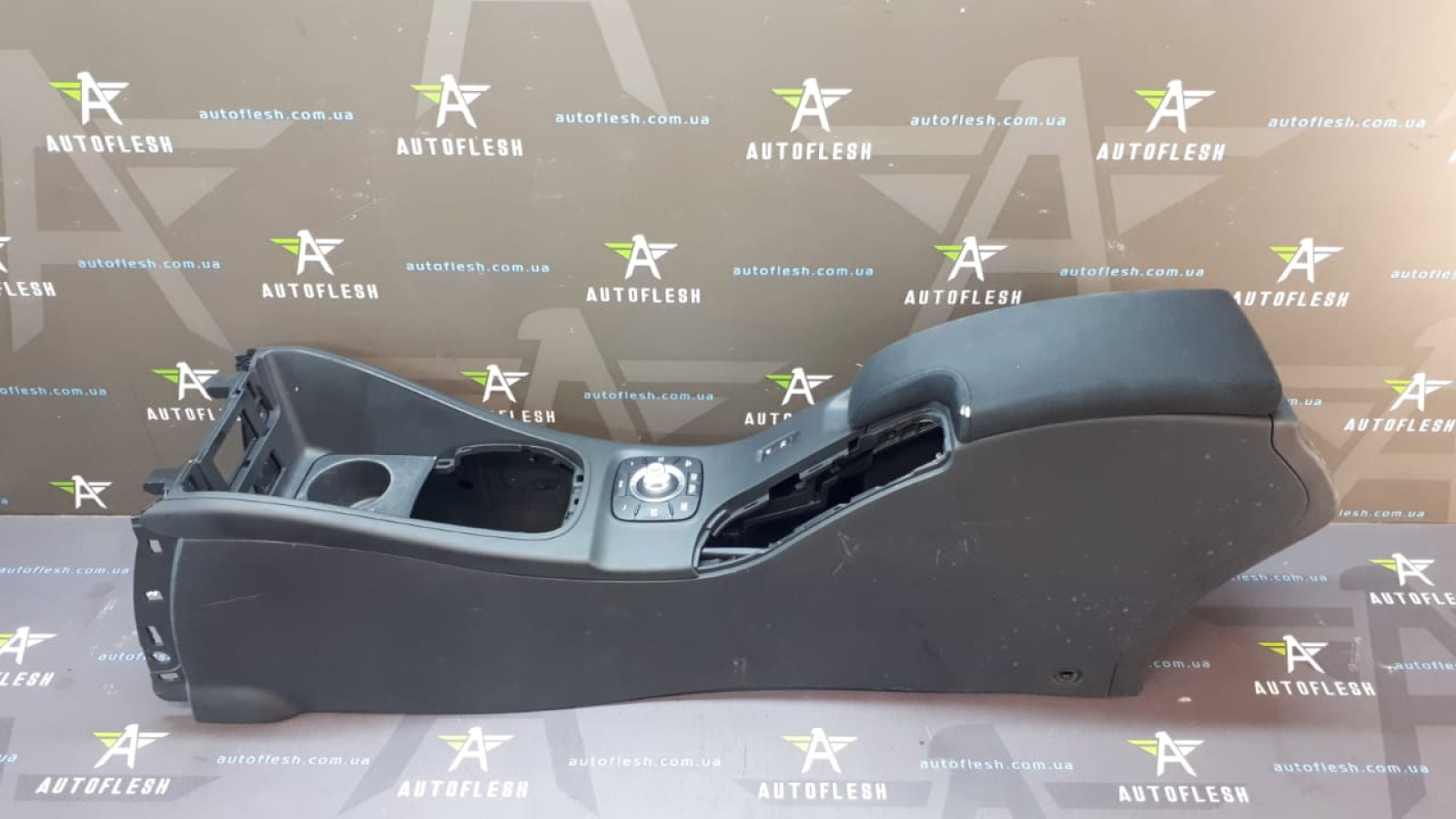 Б/у подлокотник/ центральная консоль 969100026R для Renault Megane III Б/у подлокотник/ центральная консоль 969100026R для Renault Megane III