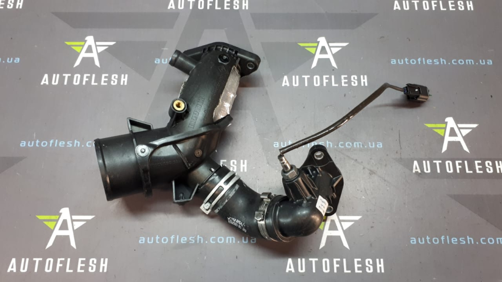 Б/у патрубок тосола в сборе 165763328R, 147138070R для Dacia/ Mercedes/ Nissan/ Renault