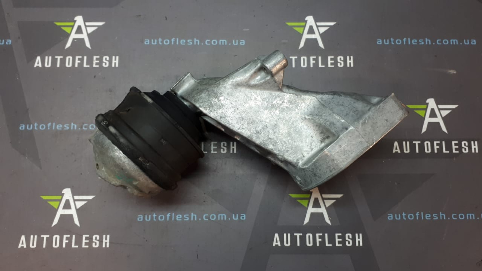 Б/у кронштейн двигателя/ подушка двигателя A6112230704, 2102400617 для Mercedes