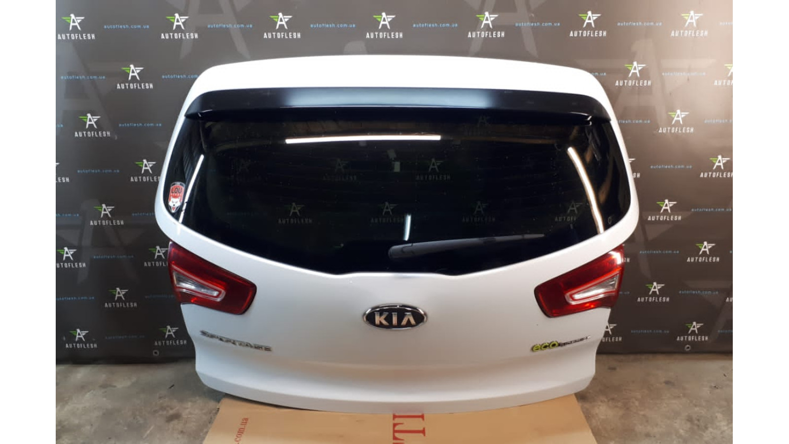 Б/у крышка багажника в сборе/ ляда белая для KIA Sportage