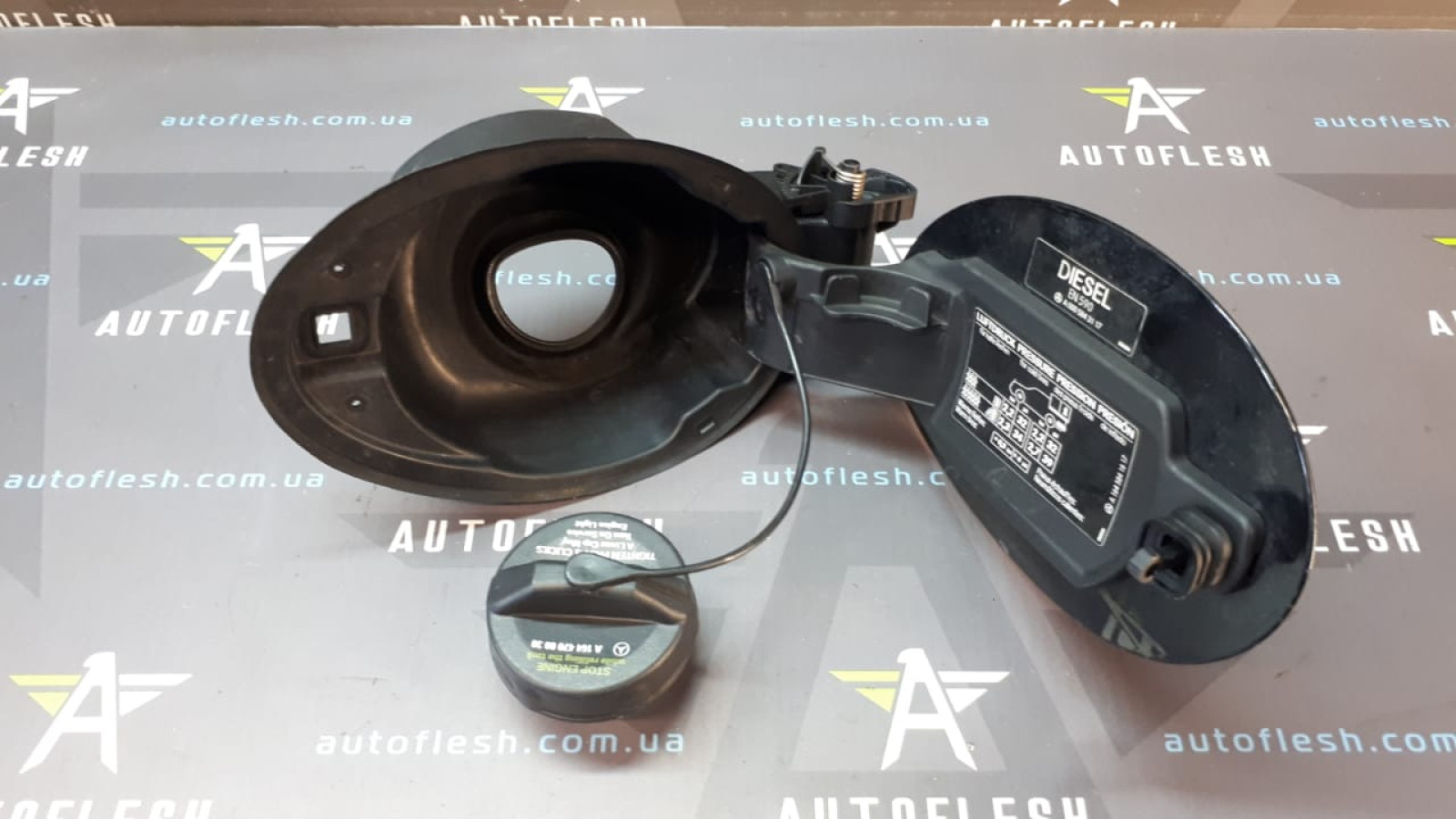 Б/у лючок бензобака в сборе/ крышка бака A1646300267, A1644700030 для Mercedes ML-Class Б/у лючок бензобака в сборе/ крышка бака A1646300267, A1644700030 для Mercedes ML-Class