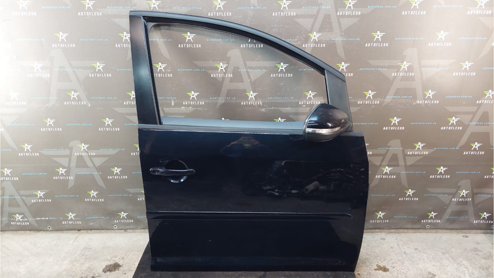 Б/у дверь передняя правая 1T0831056AB для Volkswagen Touran