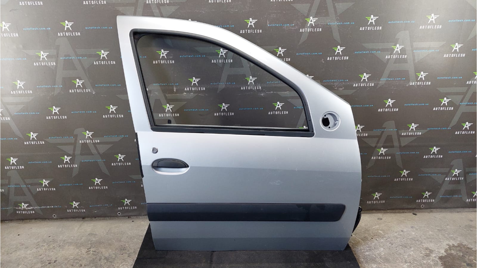 Б/у дверь передняя правая 801002133R, 801005442R, код краски: OVKPW для Dacia Logan MCV Б/у дверь передняя правая 801002133R, 801005442R, код краски: OVKPW для Dacia Logan MCV