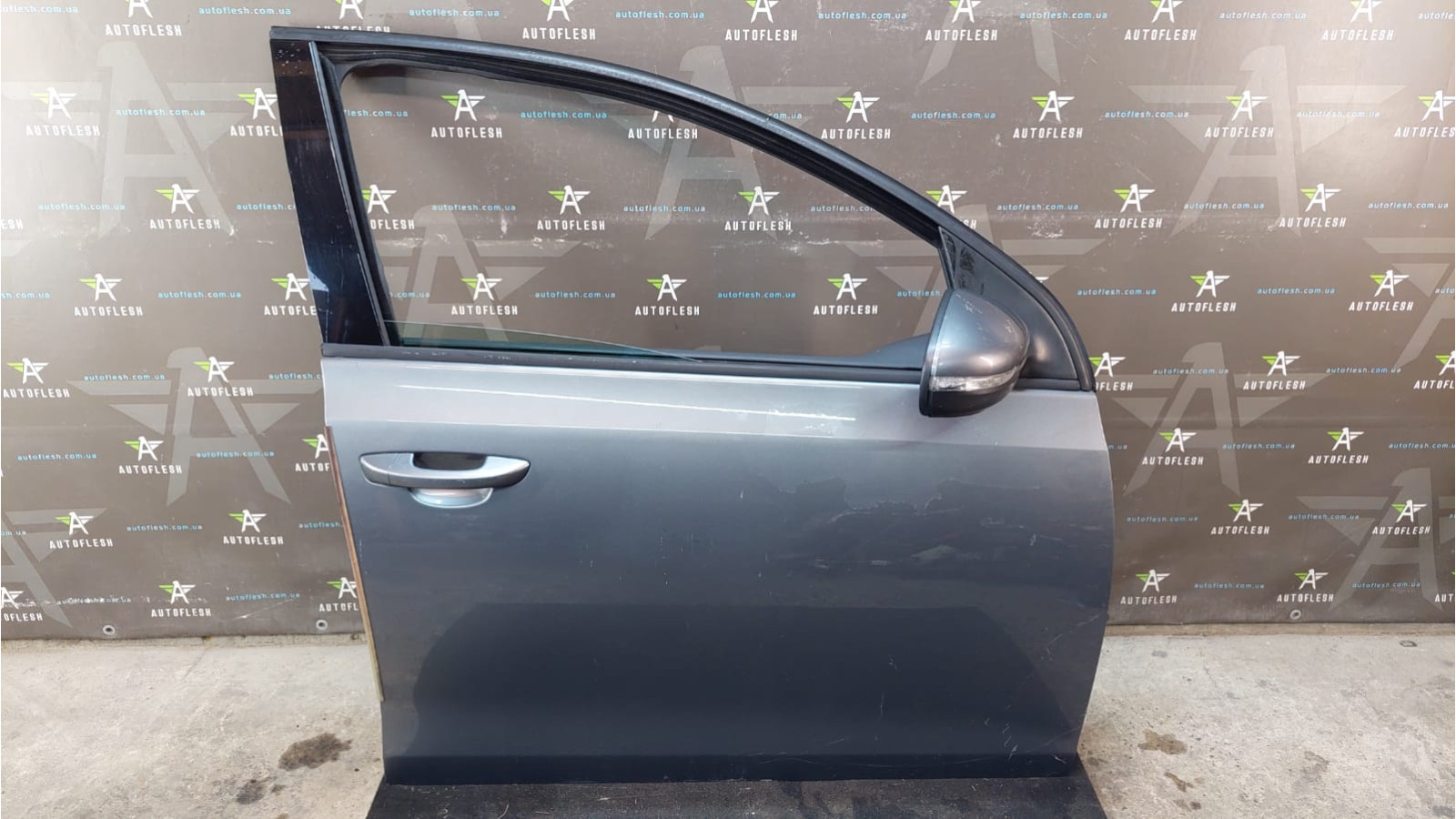Б/у дверь передняя правая 5K3831056K для Volkswagen Golf VI Б/у дверь передняя правая 5K3831056K для Volkswagen Golf VI