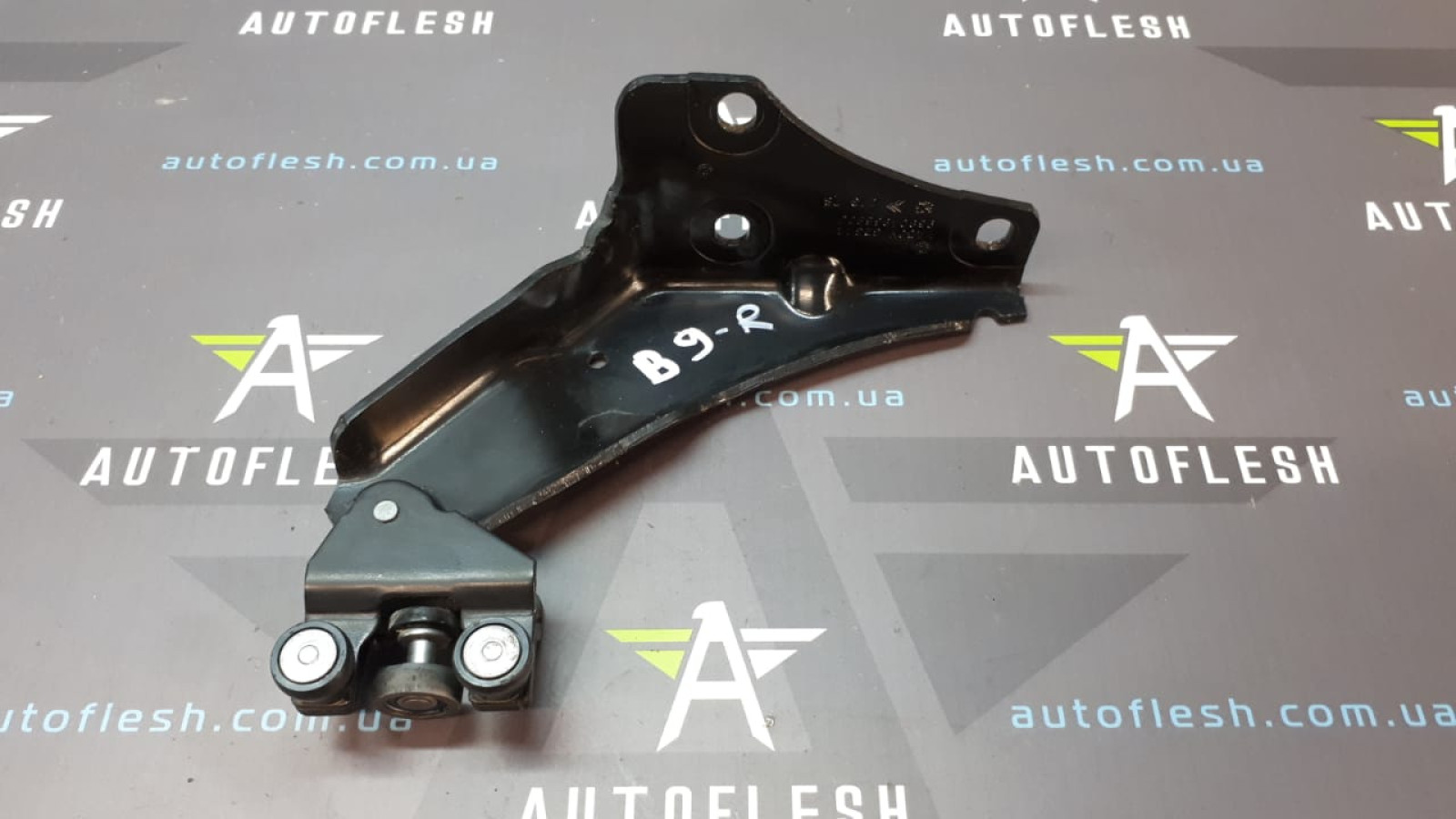 Б/у ролик боковой сдвижной двери правой нижний 9033Z0, 9680486680 для Citroen Berlingo/ Peugeot Partner