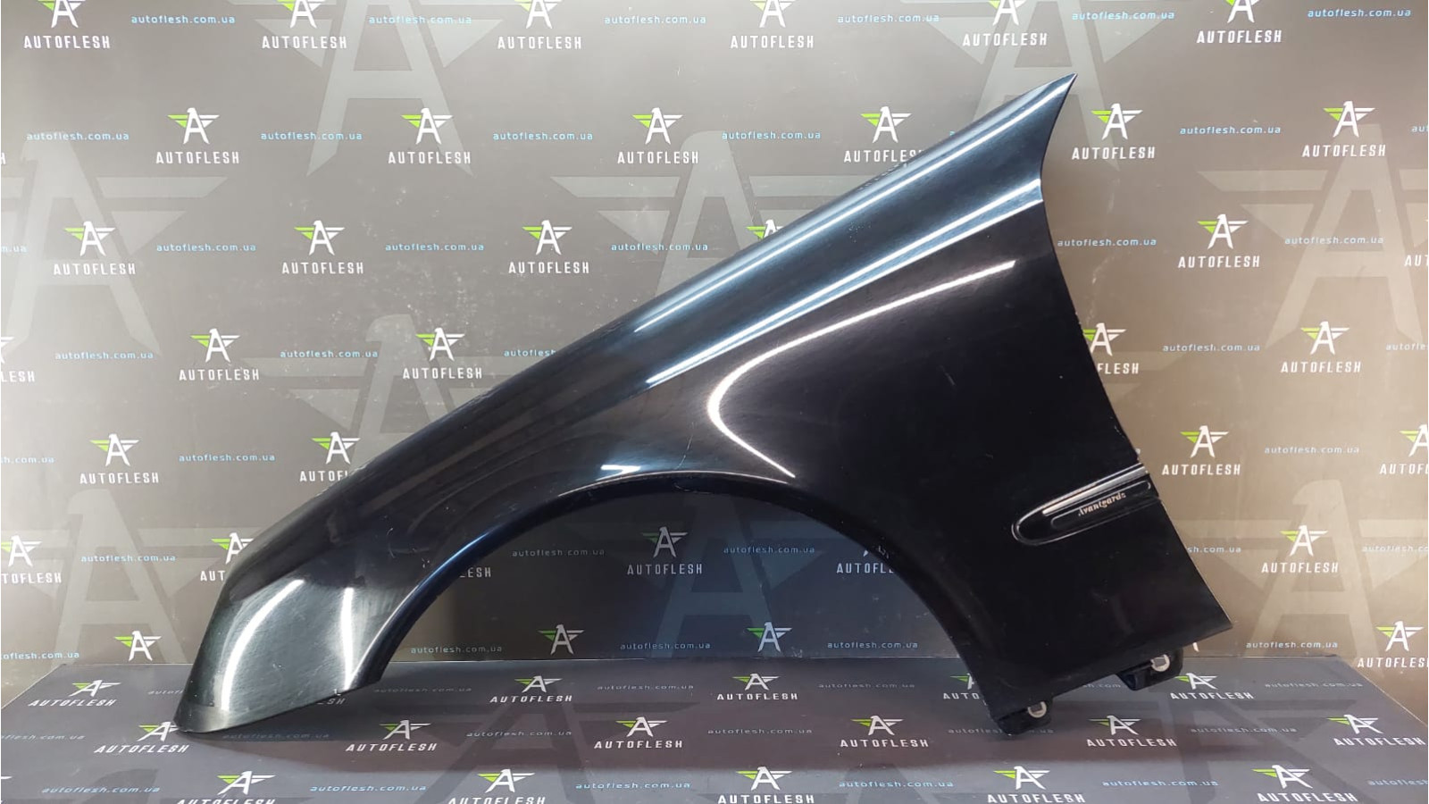 Б/у крыло переднее левое  A2118801318, код краски: 197U для Mercedes E-Class