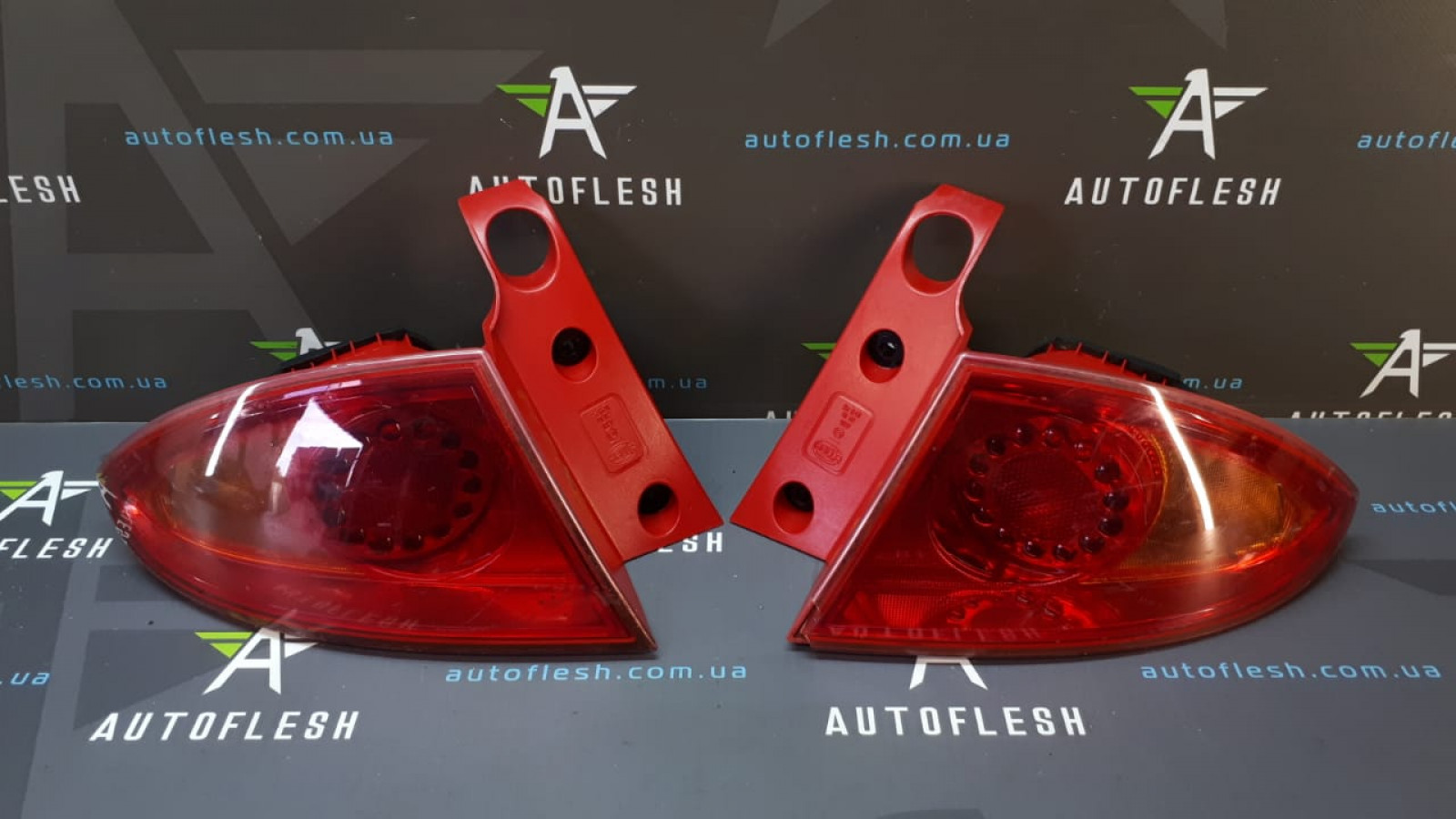 Б/у фонарь задний левый 1P0945111D для Seat Leon