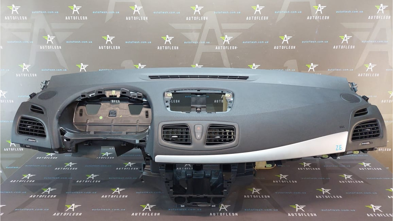 Б/у панель передняя/ торпеда 681006429R, 681000049R для Renault Fluence Z.E.
