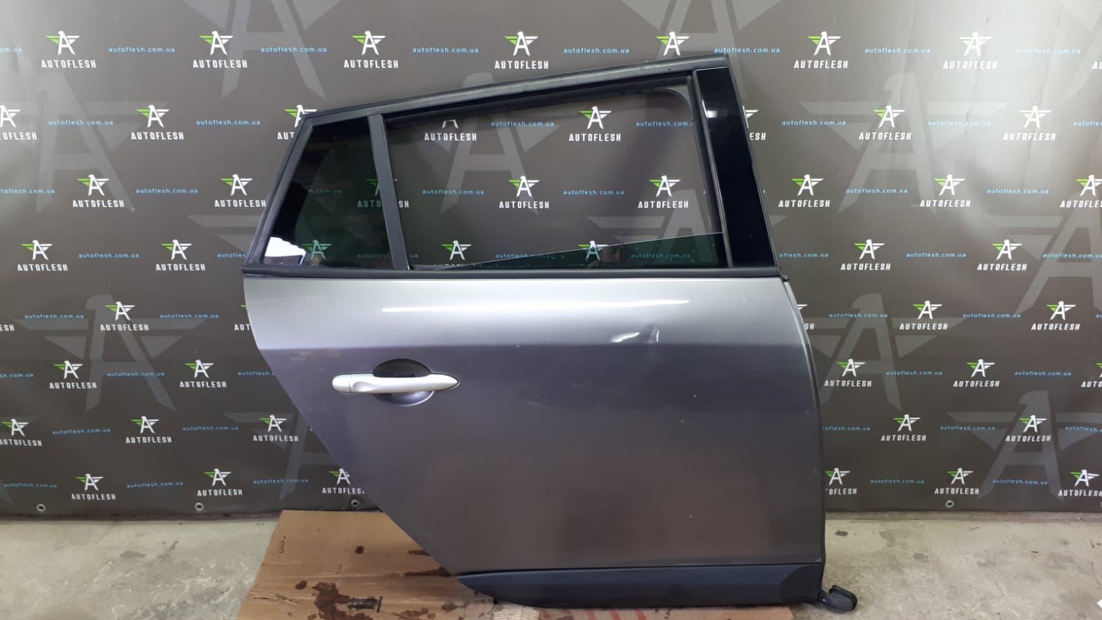 Б/у дверь задняя правая 821007080R для Renault Megane III Б/у дверь задняя правая 821007080R для Renault Megane III