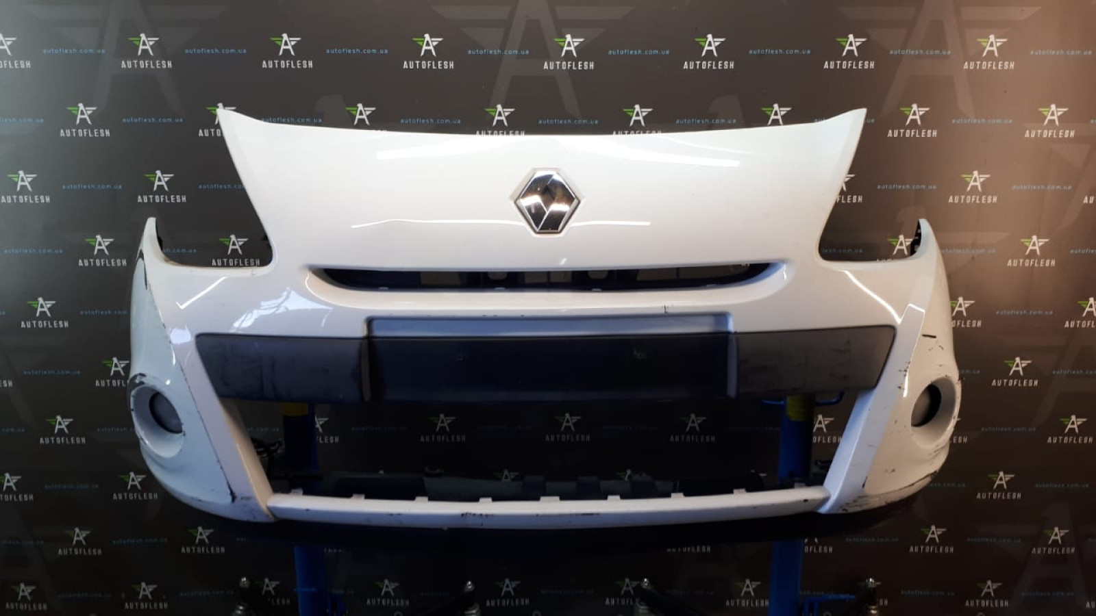 Б/у бампер передний 8200799930 для Renault Clio III