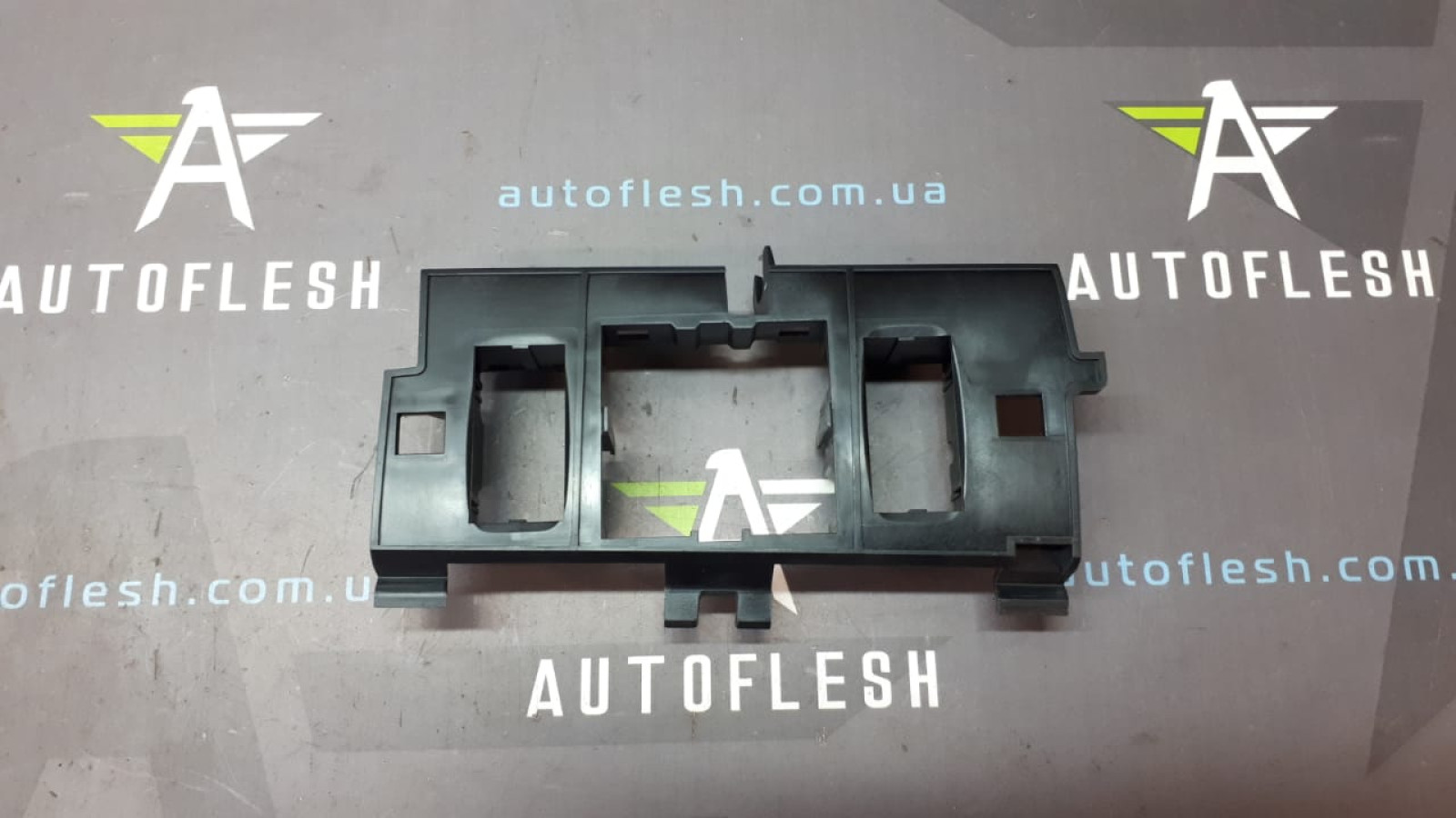 Б/у кронштейн кнопок 689219239R, 689211676R для Renault Zoe Б/у кронштейн кнопок 689219239R, 689211676R для Renault Zoe