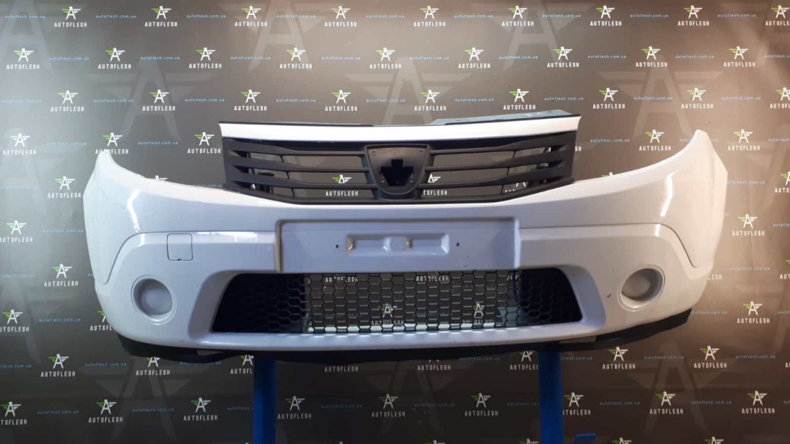 Б/у бампер передний в сборе для Dacia Sandero