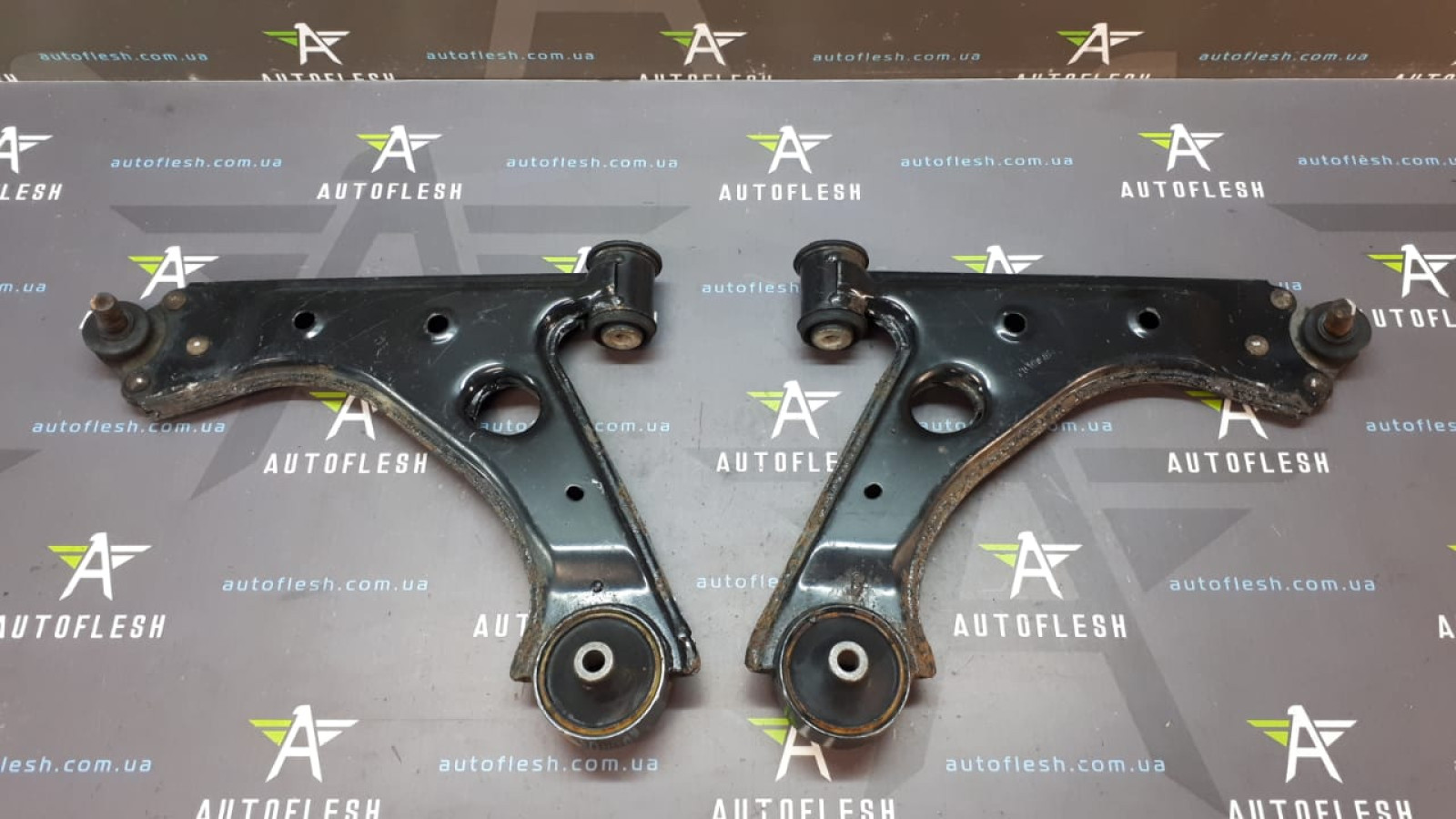 Б/у рычаг передний в сборе левый/ правый 55703230, 55703231 для Opel Adam/ Corsa D, E