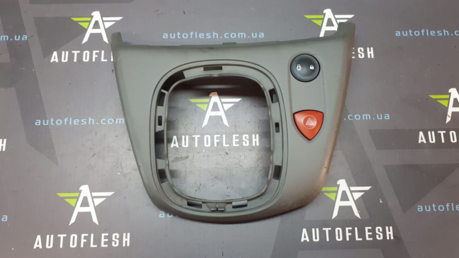 Б/у накладка на кулису КПП/ кнопка аварийки 8200231906, 8200407415 для Renault Grand Scenic II/ Scenic II
