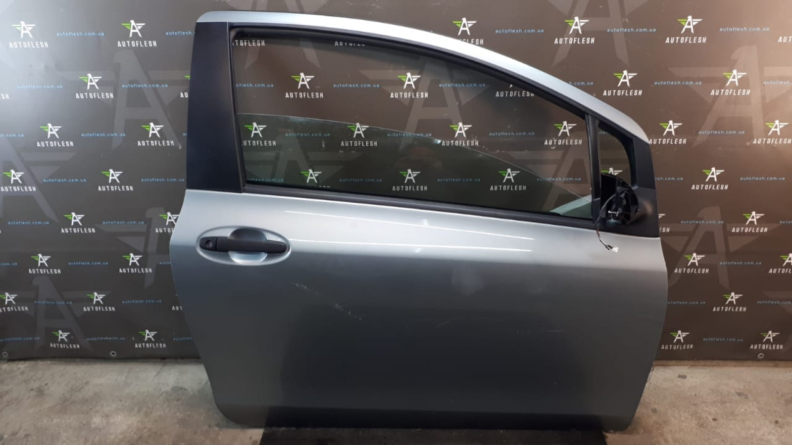 Б/у дверь передняя правая 67481-52010 для Toyota Yaris II Б/у дверь передняя правая 67481-52010 для Toyota Yaris II