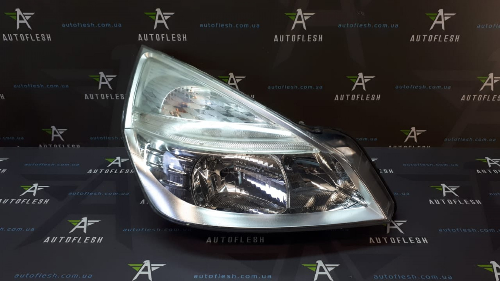 Б/у фара правая 8200394704 для Renault Espace IV