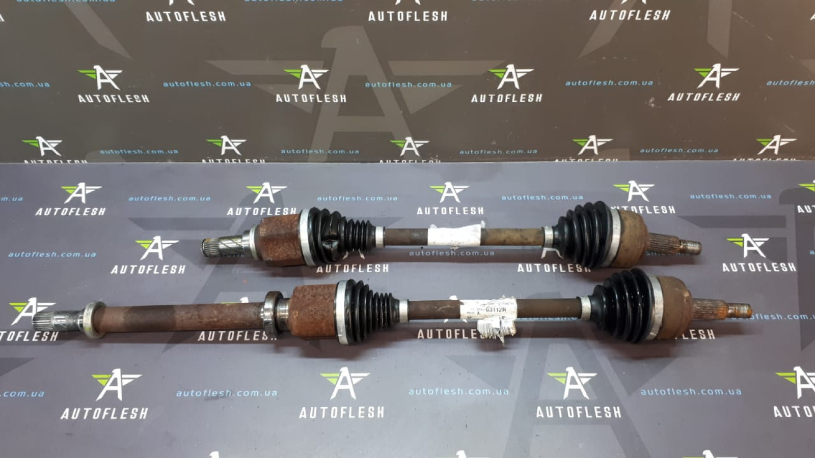 Б/у полуось передняя левая в сборе/ привод левый 391013387R для Renault Fluence/ Grand Scenic III/ Megane III/ Scenic III