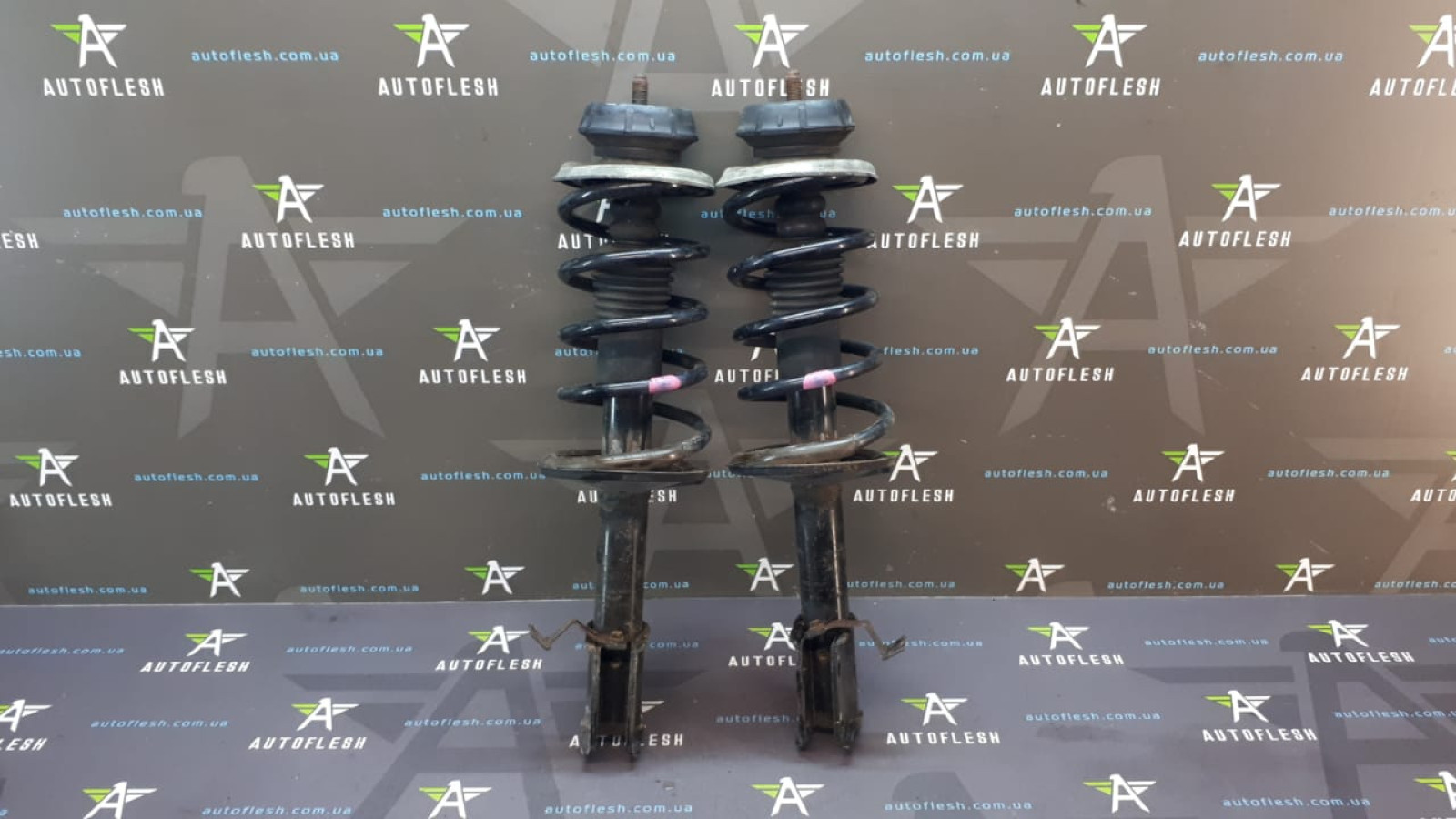 Б/у стойка передняя в сборе 543022344R для Dacia Logan, Sandero/ Renault Б/у стойка передняя в сборе 543022344R для Dacia Logan, Sandero/ Renault