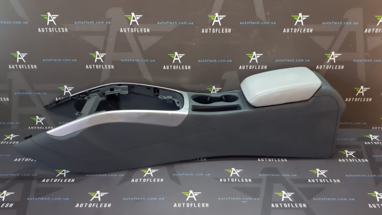 Б/у подлокотник в сборе/ консоль центральная 8K0863244, 8K0864207H для Audi A4, A5