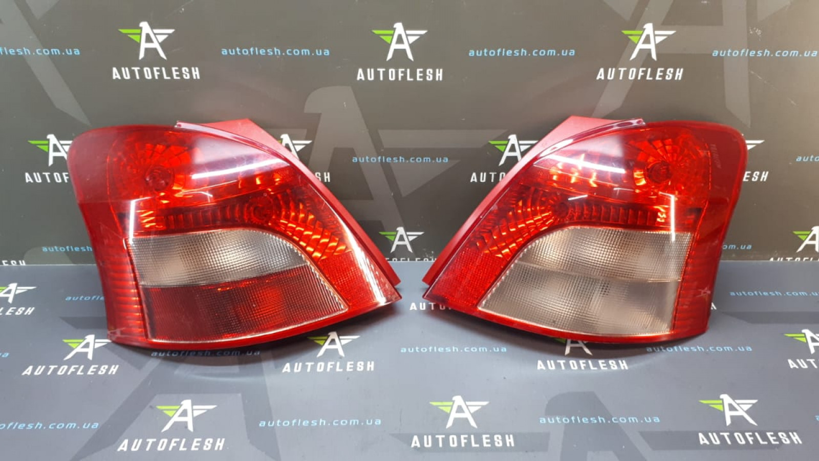 Б/у фонарь задний левый/ правый 815510D110, 815610D110 для Toyota Yaris