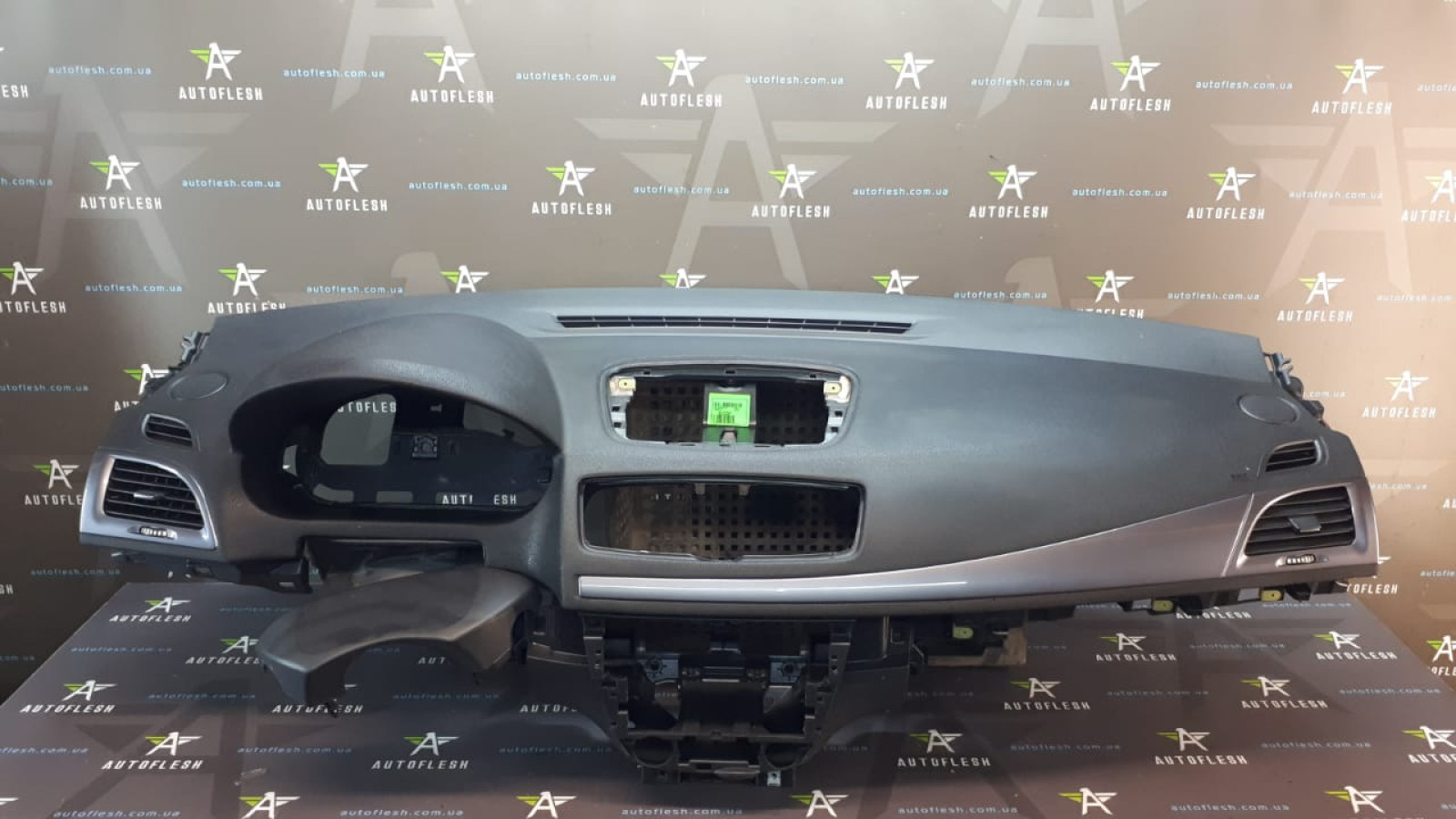 Б/у панель безопасности/ торпеда/ консоль 681005907R для Renault Megane III